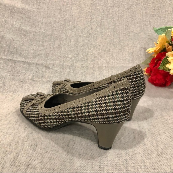 NWOT - Plaid Houndstooth Tweed Heeled Pumps with Gray Patent Trim & Tassel - Picture 7 of 16